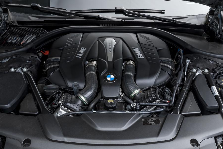 Моторный отсек BMW 750i xDrive M Sport (G11) 2016 года  (NA) (фото 18 из 47)